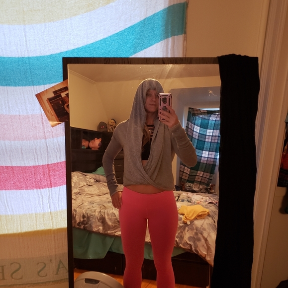 Lululemon longsleeve shirt size 6. - Picture 2 of 7